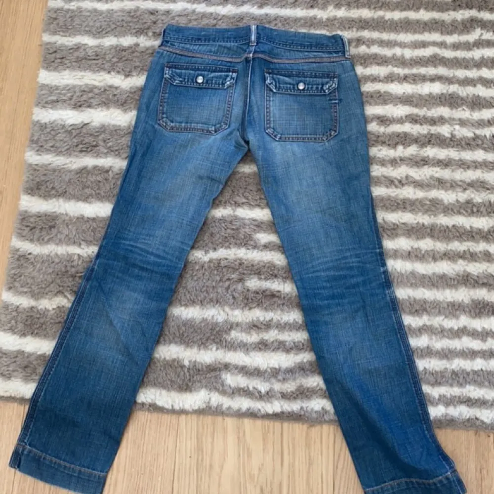 Lågmidjade jeans med fina fickor! Köpte på Sellpy från början men dem var för små och korta, är ungefär 172 cm. Skulle säga att dom är lite mindre i storleken. Annars superfina jeans med fina fickor som är i väldigt bra skick💕. Jeans & Byxor.