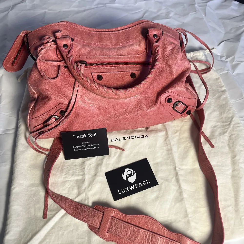 Great condition Included dustbag, mirror, tags and shoulder strap Located in Norway. Väskor.