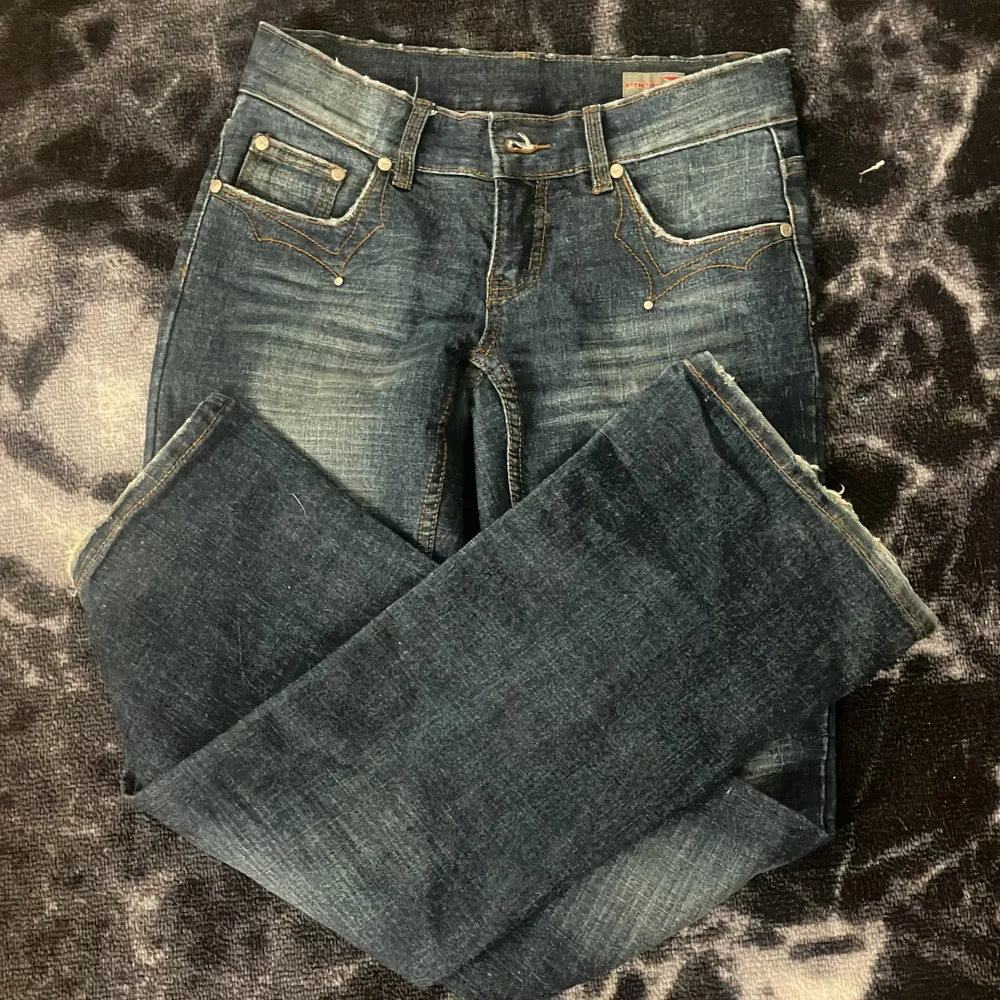 Jätte snygga mörkblå flared jeans med låg midja💞. Jeans & Byxor.