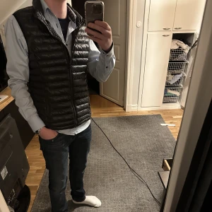 Svart väst - Västen är en damväst från Everest i storlek 42 vilket motsvarar medium. Ser helt okej ut på killar också.