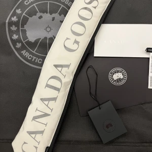 Canada goose  - Har en canada goose Hood Trim som jag säljer. Passar alla canada goose jackor!