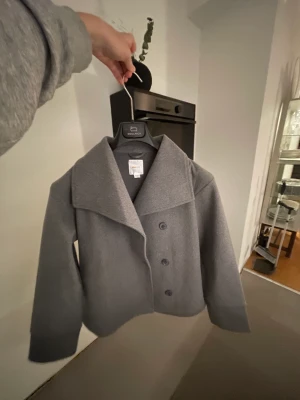 Vinter/vårkappa - Snygg kappa som inte kommer till användning! Den är populär och är ifrån Gina💕 kontakta mig vid frågor, nypris 400!⚠️tryck inte på köp nu⚠️