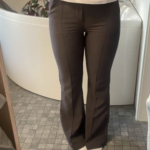 Kostymbyxor  - Säljer dessa fina kostymbyxor ifrån Gina.  Dom är jätte fint skick då jag endast andvänd dom 3 - 4 gånger. Dom är mid waist och passar mig som är 160 cm lång. Skriv privat för fler bilder. Nypris 459 säljer för 220. Pris kan diskuteras 🥰