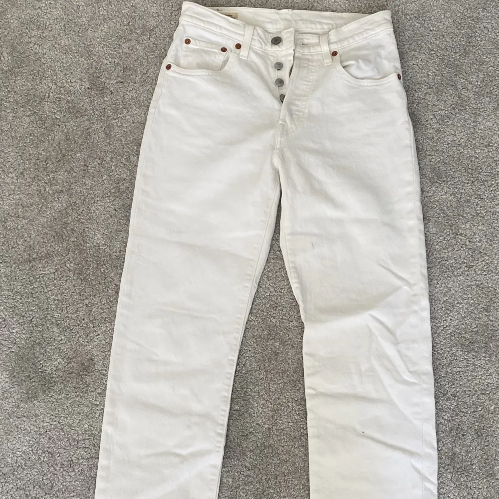 Vita levis 501 jeans i storlek W25 L26 (cropped). Nyskick, inget att anmärka på. . Jeans & Byxor.