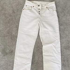 Vita levis 501 jeans i storlek W25 L26 (cropped). Nyskick, inget att anmärka på. 