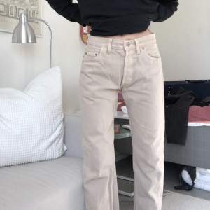 Modell 501, märkta som 30/30. Skulle säga att de är m i storlek. Bra längd för mig som är 163 cm.  Beigea jeans i fint skick!💛 knappt använda då de är fel storlek för mig. 