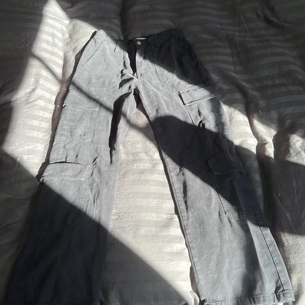 Skitsnygga cargo pants från zara som är i en rymdgrå färg i storlek 34 samt lågmidjade✨. Jeans & Byxor.