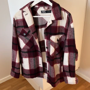 Jacka från zara💗 - En jacka från zara som var super poppis förut, använder inte längre så säljer till toppen pris!! Priset går ALLTID att diskuteras 💗