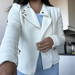 Jacka  - Vårjacka den är i storlek 36 Den är som ny inga fläckor, har aldrig använt den, eftersom jag gillar inte vitfärg på mig men älskar formen på jackan. Jag köpte den för 499kr. 