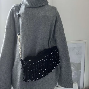 Svart väska med diamanter  - jätte fin väska med diamanter på, använd fåtal gånger 