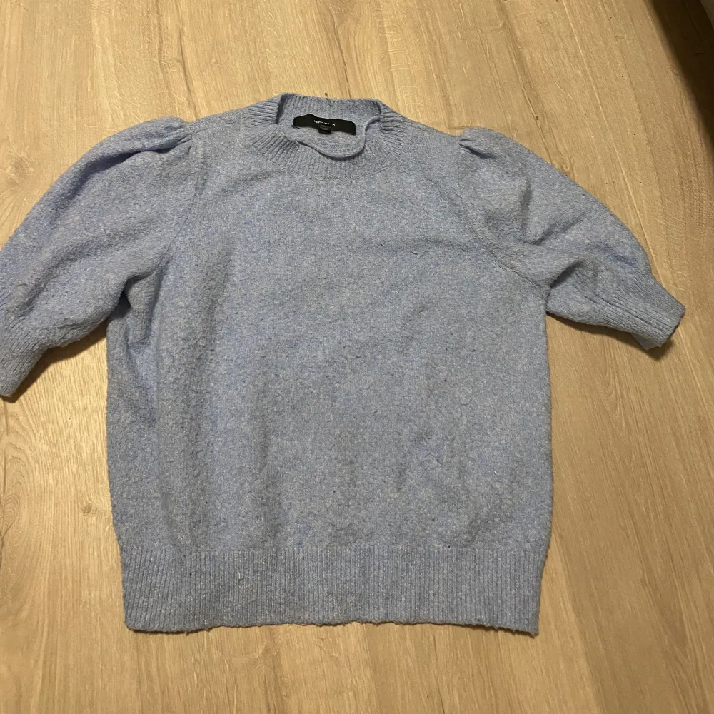 Säljer denhär veromoda tröjan i storlek xs. Den är lite nopprig, men annars fin. Bilderna är inte helt rättvisa så den är mer blå i verkligheten. Kan skicka fler bilder privat 🫶🏻. Stickat.