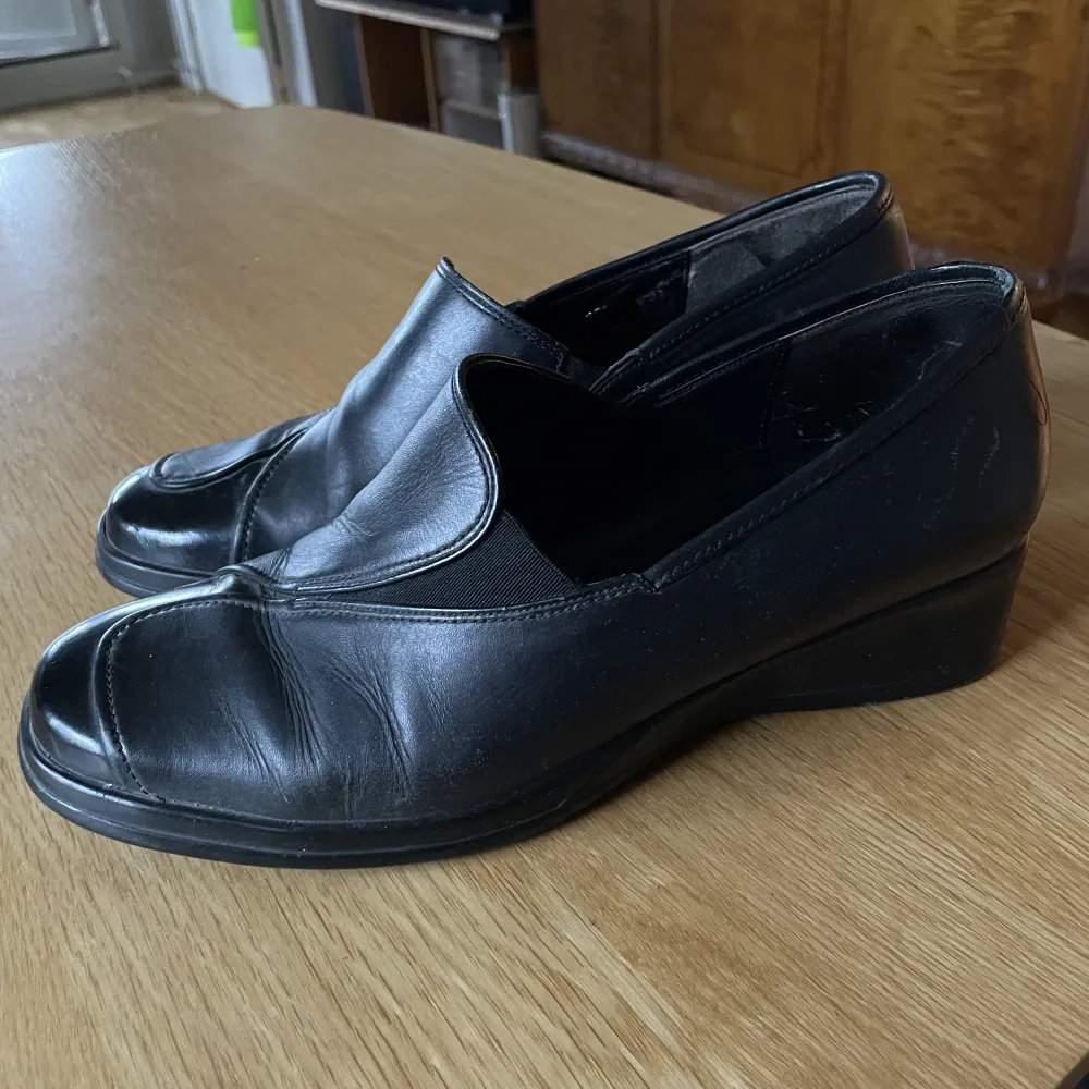 Ett par skitsnygga loafersliknande skor, köpta secondhand, tyvärr för små för mig :( Finns lite små slitskador runtom men inget stort, kan skickas mer bilder vid önskan. Skor.