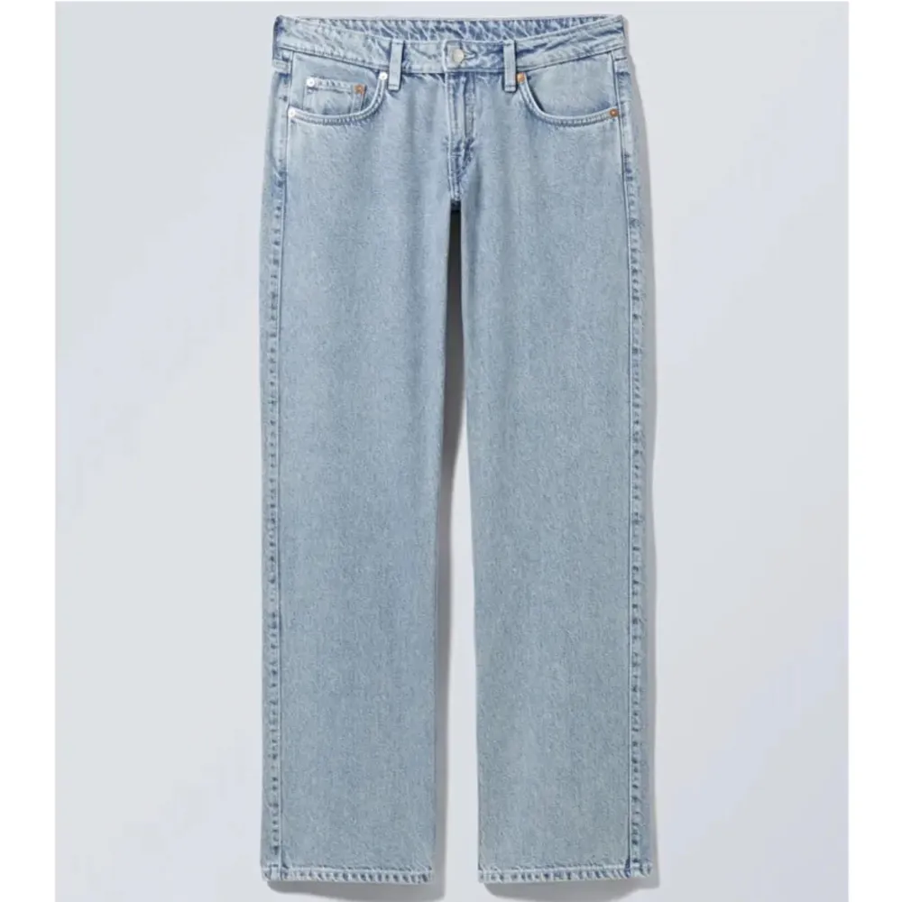 Modellen arrow low från weekday, säljer då dom är lite små💞. Jeans & Byxor.