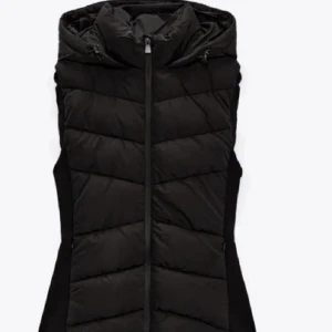 Zara väst - Jag säljer denna västen då den inte kommer till användning längre. Den är i nyskick,bara är använd 1-3 gånger  (Pris kan diskuteras) Obs möts bara i Göteborg skickar inga paket