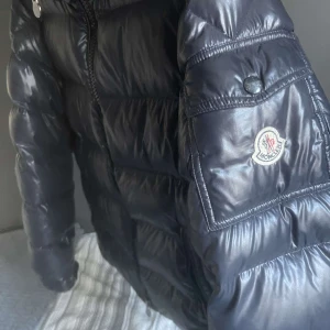 Maya Giububotto Maya Jacket -  Säljer nu denna Maya Giubobotto Maya Jacket då den inte kommer till användning längre. jackan är M men passar även S  Skick 7/10 då den har ett litet hål vid ena armen  Mitt pris 3000kr ny pris 11000kr 