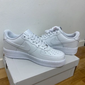 NIKE AIR FORCE 1 - Nike - air force 1, vita, helt ny!  Kan mötas i Malmö/trelleborg området, alternativt fraktar vi även! 