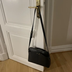 svart handväska  - jättegullig handväska som köptes i spanien i sommras! Säljer pga ingen användning, endast använd en gång 🩷