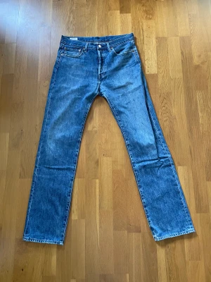 Levi's 501 - Ett par blå Levis 501. Använda men i bra skick. Storlek 32/34. Hör av er vid frågor! Mvh Jonatan