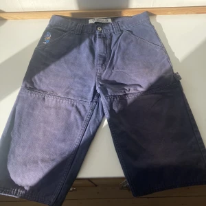 Polar canvas 93’ shorts - Dessa shorts va en gång i tiden byxor. Men jag växte ur de och gjorde om till shorts. Dessa är några år gamla men ändå i finfint skick. De har en loop på sidan och dubbeltyg på knäna. Pris kan variera. 