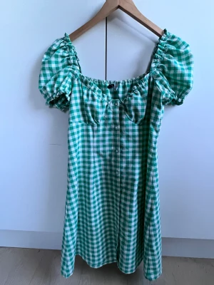 sommarklänning - så snygg sommarklänning som är i grön/vit färg. Den är så fin på och lätt att styla! Köpt förrförra sommaren från h&m och den är inte så använd, skicket är som nytt!  Skriv vid frågor💞