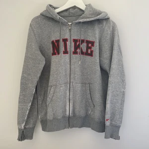 Zip up Hoodie - Säljer denna gråa zip up hoodien! Använd en del och lite slitage på båda ärmarna som man kan se på bilden. Lite missfärgning vid kedjan därav priset!