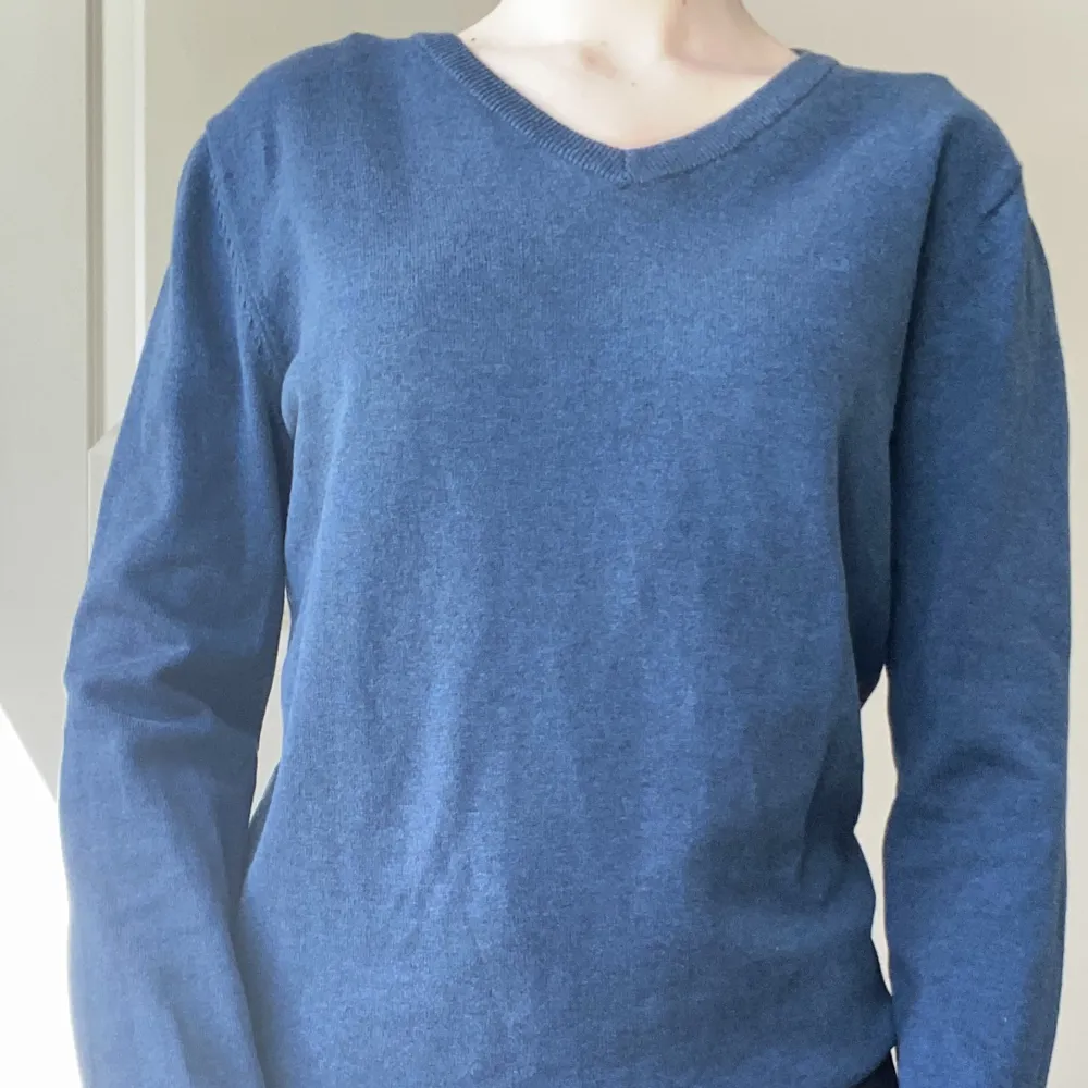 Fin blå V-ringad tröja som sitter snyggt🦋 Bra skick.. Tröjor & Koftor.