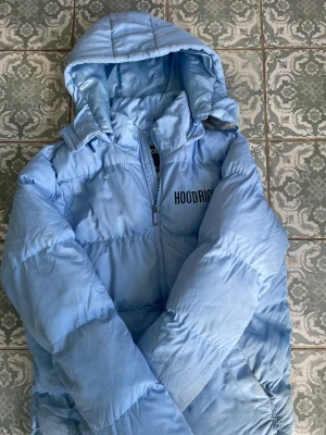 Hoodrich vinterjacka  - Hej. Jag säljer min hoodrichjacka pga att den blivit för liten. Skick 7-8/10. Kvitto finns tyvärr inte men den är köpt på deras egna hemsida. Hör av er vid frågor. Mvh