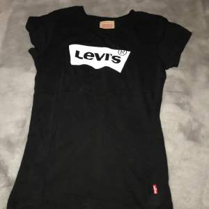 En t-shirt från levi’s 