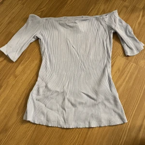 Tröja - Blä off-shoulder tröja