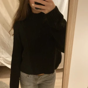 Stickad svart tröja - Fin stickad svart tröja, (aldrig använt)