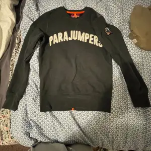Hej säljer en Parajumper tröja har nästan aldrig använt den den är på bra skick Medium inget är fel med den😁