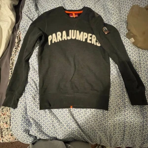 Parajumper tröja bra skick M - Hej säljer en Parajumper tröja har nästan aldrig använt den den är på bra skick Medium inget är fel med den😁