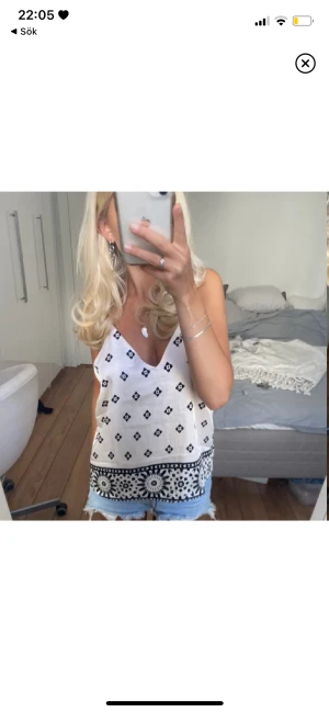 Topp - Jag säljer nu mitt jätte fina linne som tyvärr aldrig har kommit till användning då jag har många liknande, alltså helt nytt. Skriv vid frågor 💗 LÅNADE BILDER!!