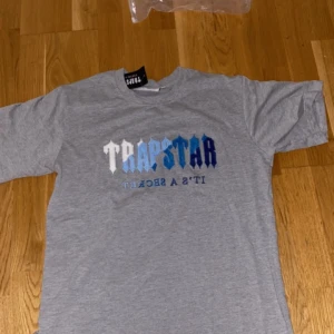 Trapstar - Säljer min trapstar t shirt i nytt skick ingen printad text och den har inga hål eller annat man får med tagg och påse