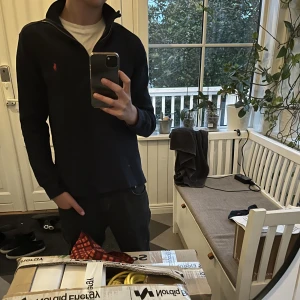 Ralph lauren halv zip - En riktigt snygg halvzip från ralhp lauren i nyskick. Storlek 14/16. Modellen på bilden är 169 cm.  Skriv vid frågor eller funderingar🙌 Modellen