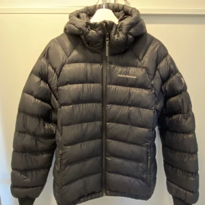 Peak Performance jacka Tomic  - Varmfodrad lätt vinterjacka som använts ett fåtal gånger. Damstorlek L, svart, fint skick (köpt på Stadium i feb -22 för 2499 kr).