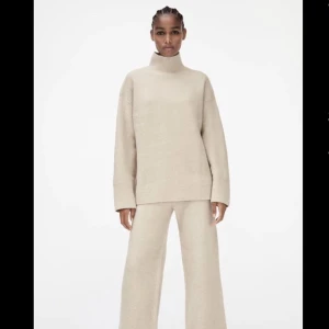 Stickad tröja - Säljer denna jättefina stickade tröja, kommer ej till användning. Knappt använd