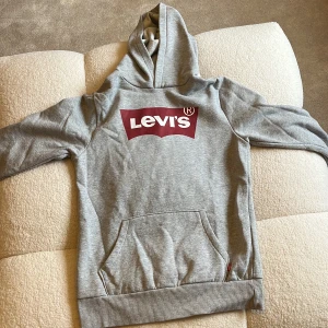 Levis hoddie - Levis tröja i bra skick, storlek 152-158 cm 12-13 yrs 