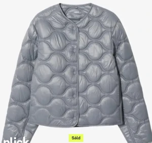 Jacka - Säljer vidare denna populära gråa jackan från mango, superfin men alldeles för kort för mitt tycke❤️‍🔥❤️‍🔥