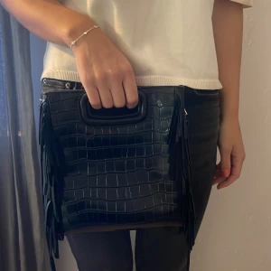 Maje väska - En jättefin maje väska. Köpte nu i somras på nk i Frankrike. Hur fin som helst i krokodil skinn. Nästan aldrig använt då jag inte har så mycket användning för den. Nypris 2999 kr, budgivning gäller.