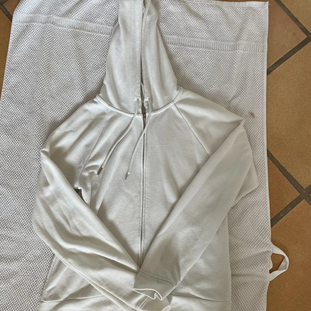 Vit zip up hoodie från h&m , använt den en del därav lite nopprig . Tröjor & Koftor.