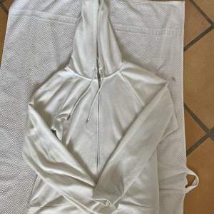 Vit zip up hoodie från h&m , använt den en del därav lite nopprig 
