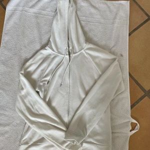 Tunn zip up - Vit zip up hoodie från h&m , använt den en del därav lite nopprig 