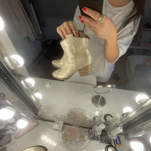 Ascoola cowboy boots! - Säljer dessa ASCOOLA lite guldiga cowboy boots, som tyvärr inte kommer till användning. Storlek 40 men passar mig som har 39 💗 nästan helt oanvända och har inga skador. Nypris 500 💗