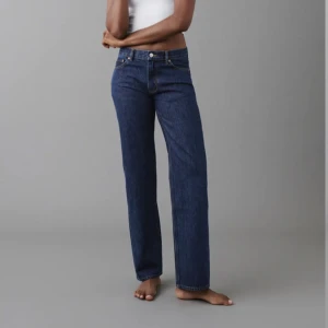Mörkblå jeans - Säljer mid rise straight jeans från zara (bild från Gina men ser precis ut så) strl 34. Nypris ca 390 men säljer för 165