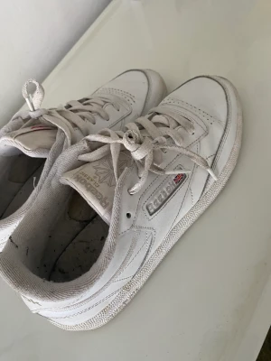 Reebok skor - Säljer dessa skor för att dom är för stora dom är i okej skick lite sönder i skon men inget man märker  lite smutsiga men går säkert att få bort pris kan diskuteras 