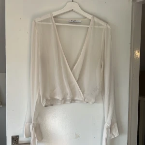 Blus - Använd några gånger. I bra skick. Går att knyta runt handlederna.