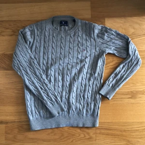Gant tröja - Säljer min Gant tröja då den inte passar mig. Är perfekt nu till hösten. Den har en liten fläck på framsidan. Nypris: 1200 mitt pris: 250. Pris kan diskuteras vid snabb affär. Hör av er vid minsta lilla fundering. 