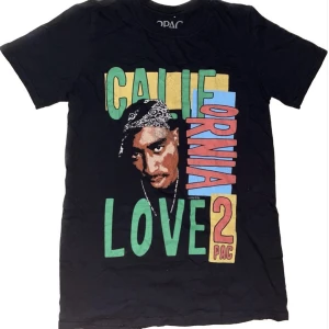 Tupac T-Shitt - En Tupac Calefornia tröja, stretchig, made in the Uk