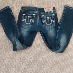 True religion jeans - Köpt begangnad bra skick. Säljer pga de inte kommer till användning. På lappen står det storlek 30 men jag skulle säga att det snarare ör 28/27. Passar M/S